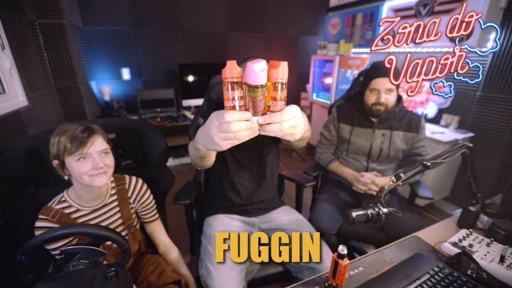Imagem do youtuber segurando 3 embalagens do juice da Fuggin Vapor