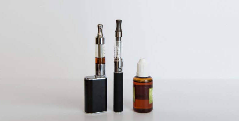 Vapes e frasco de âmbar para conservação da nicotina líquida